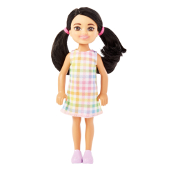 Ляльки - Лялька ​Barbie Челсі та друзі Брюнетка в сукні в клітинку (DWJ33/HKD91)